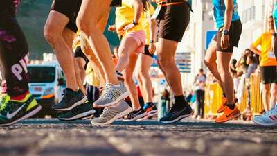 Coureurs sur la ligne de départ d'un triathlon